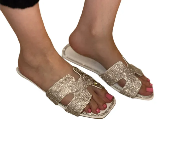 SANDALWITH RHINESTONE DETAIL IN THE FRONT